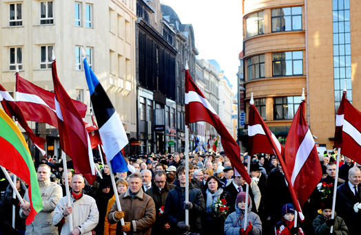 Latviešu leģionāru piemiņas dienas gājiena dalībnieki 2011. gada 16. martā no Doma baznīcas dodas nolikt ziedus pie Brīvības pieminekļa.