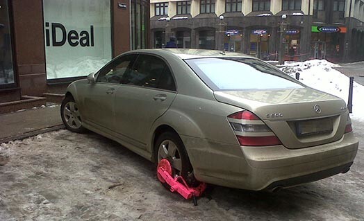 Vairākus desmitus tūkstošu latu vērtā S klases mersedesa saimnieks taupa santīmus un par stāvvietu nevēlas maksāt.