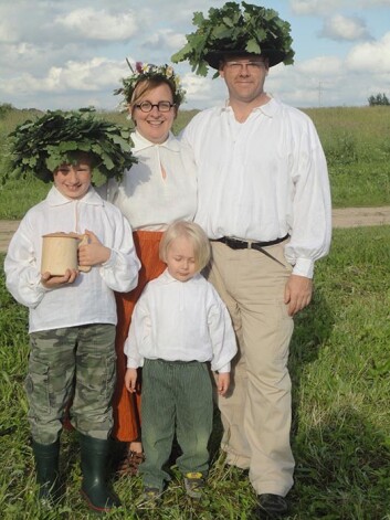 Vanda kopā ar ģimeni Jāņos.