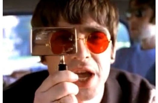 Kadrs no "Oasis" dziesmas "Dont Look Back In Anger" videoklipa, kas aptaujā atzīta par dziesmu ar vislipīgāko piedziedājumu.