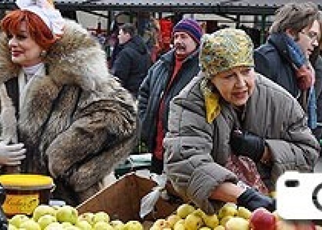 Martinsone un Ozoliņa Centrāltirgū tirgojas ar āboliem. FOTO