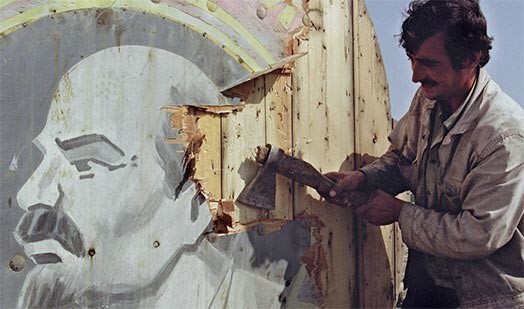 Kadrs no dokumentālās drāmas par PSRS sabrukumu „Laikmeta agonija”.