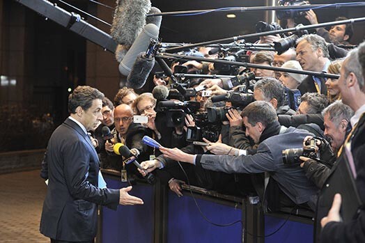 Francijas prezidents Nioklā Sarkozī tiekas ar žurnālistiem pēc ierašanās Eiropas Savienības sammitā.