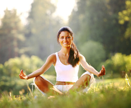 Meditācijā galvenais – spēja noturēt uzmanības fokusu. Aizver acis vai, ja jūties miegaina, atstāj tās pusvirus un koncentrējies uz konkrētās meditācijas objektu.