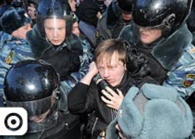 Papildināta - Krievijā Putina pretinieki iziet ielās; protestos simitiem aizturēto. Foto