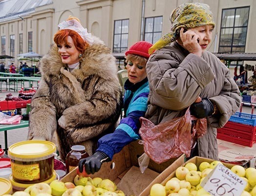 Martinsone ar Ozoliņu Centrāltirgū tirgojas ar āboliem.