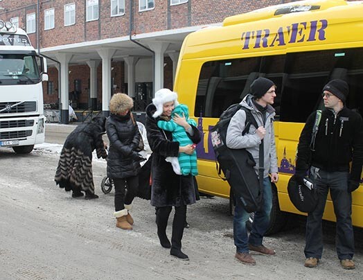 Novietojusi ratiņus bagāžas nodalījumā, Anna ar savu mazulīti dodas iekārtoties busā, kas no Stokholmas ostas izvizinās atbraucējus no Latvijas pa pasaulē populārās filmas Meitene ar pūķa tetovējumu tapšanas vietām.