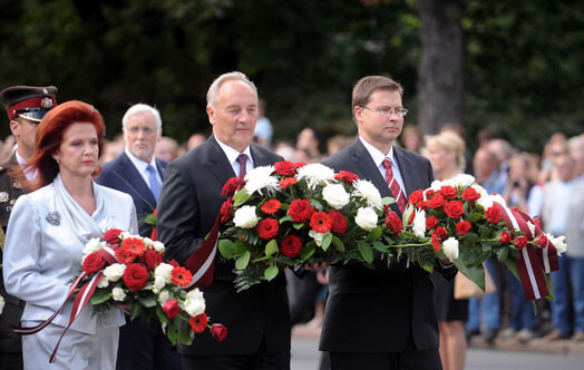 Saeimas spīkere Solvita Āboltiņa, Valsts prezidents Andris Bērziņš un Ministru prezidents Valdis Dombrovskis piedalās ziedu nolikšanas ceremonijā pie Brīvības pieminekļa par godu Latvijas neatkarības de facto atjaunošanas gadadienai 2011. gadā.