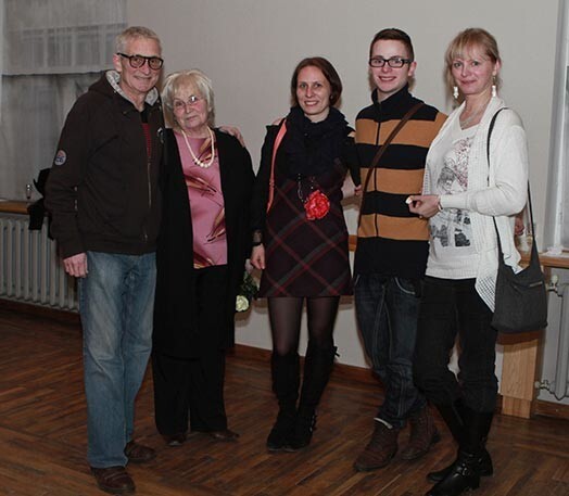 Šā gada sākumā uz Kuldīgu, kur Harijs muzicēja Maestro Raimonda Paula jaunizveidotā ceremonijorķestra Miers un Bērziņš albuma prezentācijas koncertā, viņu kuplā pulkā pavadīja ģimene: mamma Inta (no kreisās), vecākā meita Laura Miķelsone (sabiedrības par atklātību Delna valdes locekle), dēls Kristaps Ķirsis (jurisprudences students un dīdžejs), kā arī Maija Ķirse.