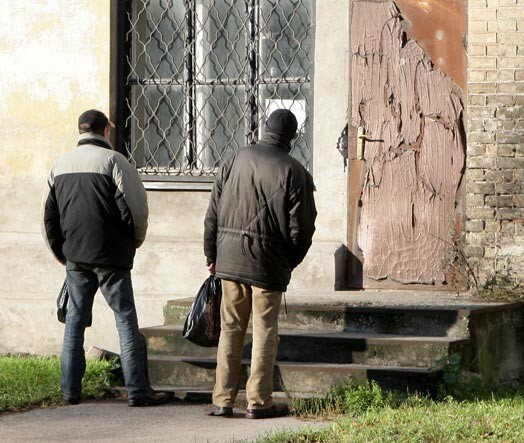 Turpmāk trūcīgās personas cilvēkiem piešķirs uz pusi īsāku termiņu un tādējādi nabago skaits vismaz formāli Latvijā varētu samazināties.