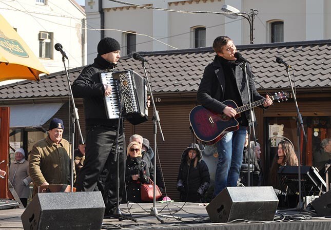 „OKartes skatuves” jauniešu uzstāšanās tika veltīta Starptautiskajai sieviešu dienai un jaunās ziedu tirdzniecības sezonas sākumam tirgū.