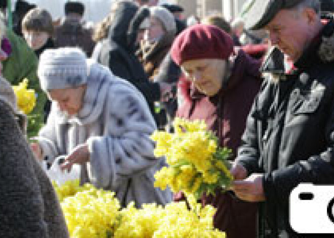 Jauni puiši un vecāki kungi Rīgā aktīvi pērk puķes 8. martam. FOTO