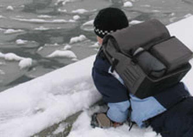 Jēkabpilī izglābj trīs uz trausla Daugavas ledus gulošus zēnus