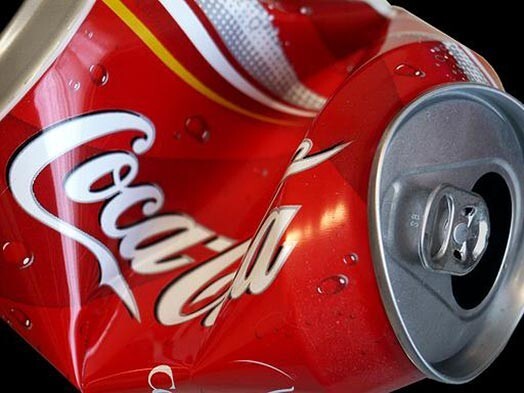 Coca-Cola spiesta mainīt recepti, lai uz etiķetēm nebūtu jābrīdina par vēzi izraisošām ķimikālijām.