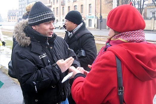 Šis policists lūdza Tibetas aizstāvjiem nosaukt savus vārdus un nemaz neslēpa, ka to noskaidrot viņam lūgusi Ķīnas vēstniecība.