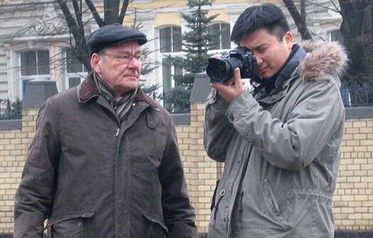 Rīgas domnieks Jānis Mārtiņš Zandbergs vēro Ķīnas vēstniecības fotogrāfu. Piketētāju bildes rotās ne jau nu Ķīnas avīzes, šajā valstī pat Tibetas karogs ir aizliegts, līdzīgi kā mūsu sarkanbaltsarkanais padomju laikā.