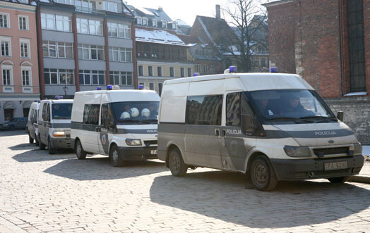 Valsts policija savu automašīnu apkopē bija plānojusi izmantot ķīmiskās bāzes krāsas, kuras ar īpašu atļauju drīkst lietot vien antīko auto krāsošanai, un arī tad, izņemot īpašu atļauju.