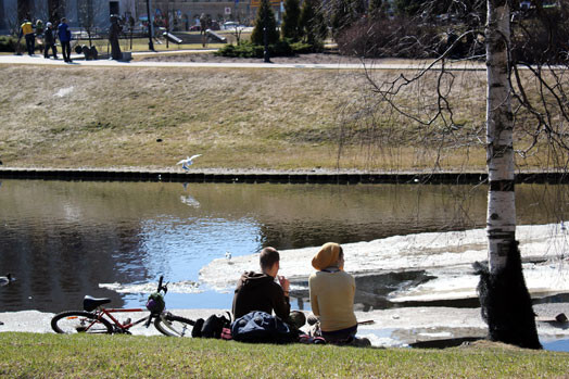 Sestdien visā valstī, izņemot Kurzemes rietumu piekrasti un Ziemeļvidzemes piekrasti, temperatūra paaugstināsies līdz +7..+11 grādiem.