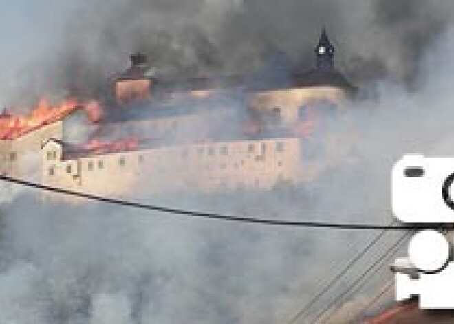 Slovākijā bērni smēķējot aizdedzina 14.gadsimta pili. Foto un Video