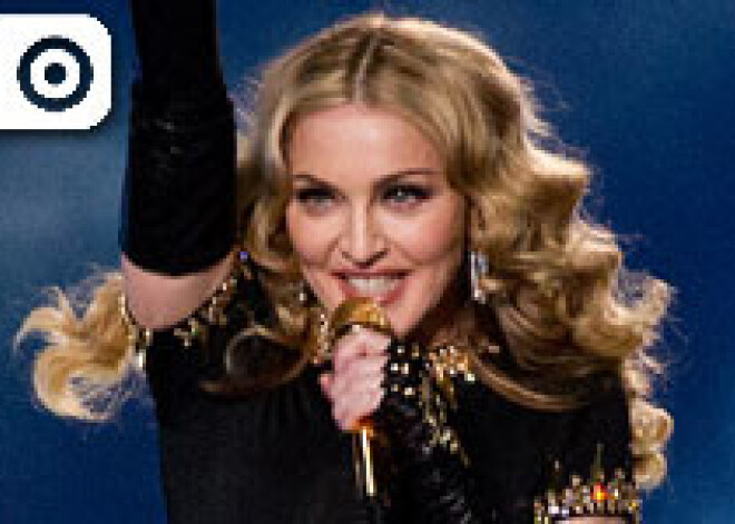 Madonna parāda uz dibena esošo zilumu. FOTO