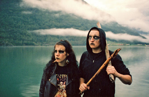 Kristians ar savu draudzeni Elīnu, par kuru viņš negrib runāt, tomēr nevar nerunāt: „Abi esam uz viena viļņa, un viņa ir vienīgā, kas spēj mani nolikt pie vietas.”