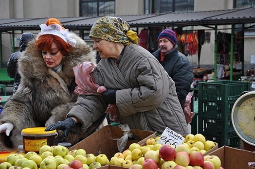 Mirdza Martinsone un Lilita Ozoliņa Centrāltirgū tirgojas ar āboliem.