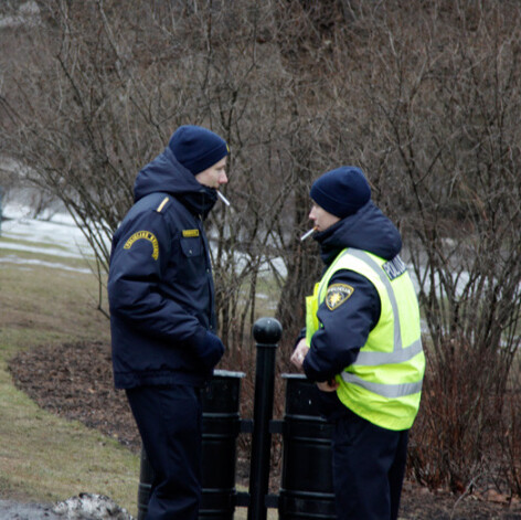 Policistiem darāmā nav daudz, tāpēc atliek brīdis arī kādai nelielai pīppauzei.