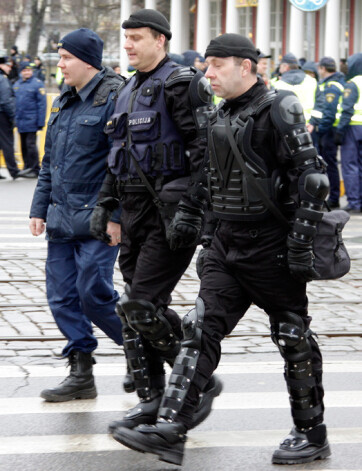 Policijas īpašo vienību darbinieki ir tērpti iespaidīgos bruņu kostīmos.