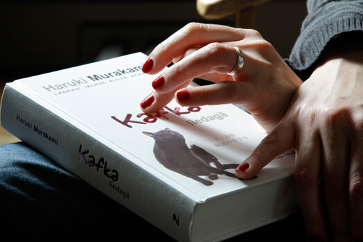 Arī japāņu kulta rakstnieka Haruki Murakami latviski svaigi izdotais romāns jau Agneses grāmatplauktā.