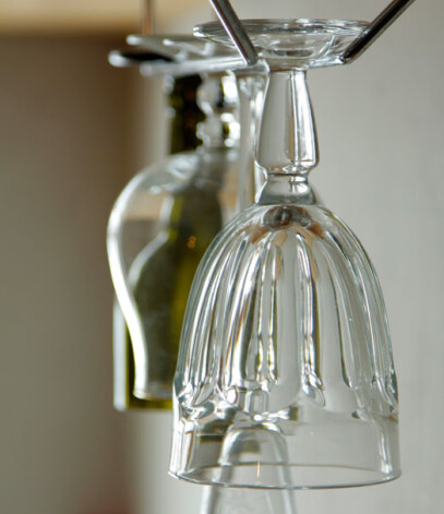 Glāzes augšpēdu pakārtas, lai nekrājas putekļi.