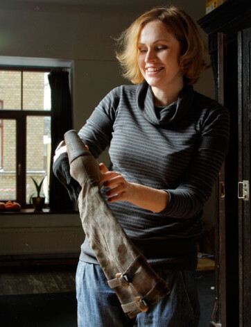 Viena no Agneses vājībām ir zābaki.