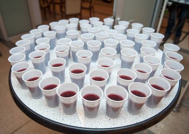 Dailes teātra ballītēs parasti vīnu pasniedz stikla glāzēs, bet tirgus paliek tirgus...