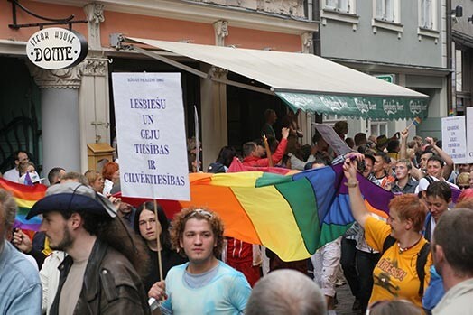 Geju, lesbiešu un biseksuāļu gājiens pasākuma "Rīgas Praids 2005" ietvaros Vecrīgā.