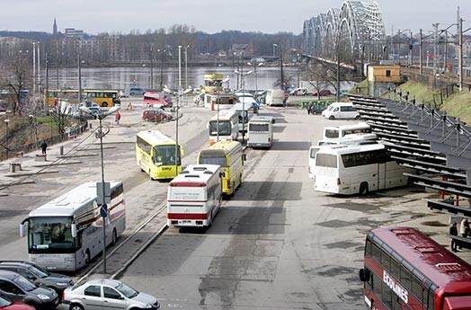 No 1. aprīļa par vairākiem desmitiem santīmu pieaugs gan starppilsētu autobusu, gan vilcienu biļetes.