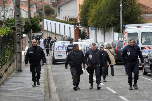 Apšaudē pie ebreju skolas Francijā nogalināti divi bērni un pieaugušais