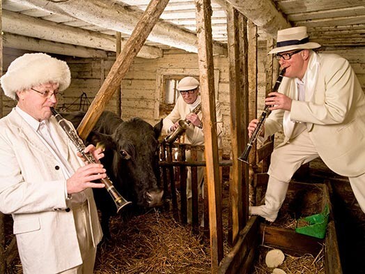 Maestro Raimonda Paula kāzu un bēru orķestrī jestri dziedās aktieri Andris Bērziņš, Harijs Spanovskis un Jānis Paukštello.