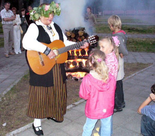 31. martā Slampē notiks starptautiskais folkfestivāls „Kurzemītes maliņā”. Tajā piedalīsies arī visu Latvijas dziesminieku „māte” – Austra Pumpure.