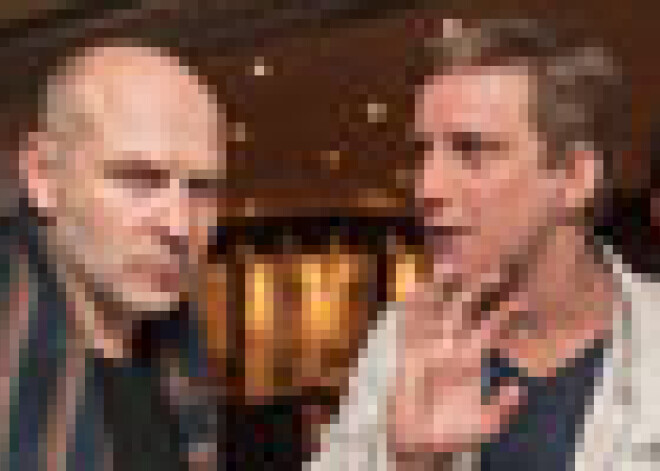 Ar šnicelēm un „semočkām” svin „Trīnes grēku” pirmizrādi. FOTO