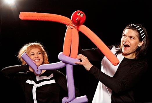 Mazajiem skatītājiem Leļļu teātris burtiņu mācīs izrādē „Joka pēc alfabēts”.