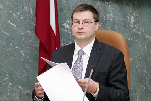 Valdis Dombrovskis apgalvo, ka inflācijas samazināšanas plāna pasākumiem būtu jāsāk darboties jau gada vidū.