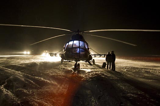 Krievijā divi draugi nolaupa helikopteru, lai izpestītu biedru no cietuma.