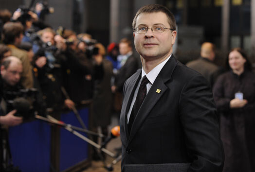 Laikraksts New York Times nosaucis Latvijas premjeru Valdi Dombrovski par krīzes risināšanas izcilnieku.