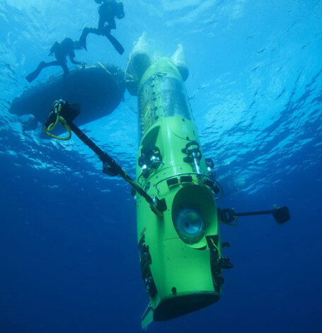 Для погружения на 11 километров был сконструирован батискаф Deepsea Challenge — специальный аппарат, способный выдержать чудовищное давление на такой глубине