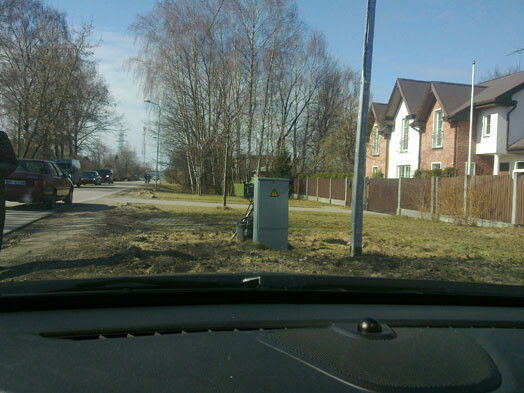 В понедельник, 26 марта, фоторадар на улице Резекнес в Риге был спрятан за электрощитом