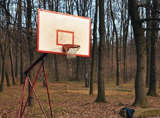 15 gadus vecam pusaudzim sporta stundā uzkrita basketbola groza konstrukcija.