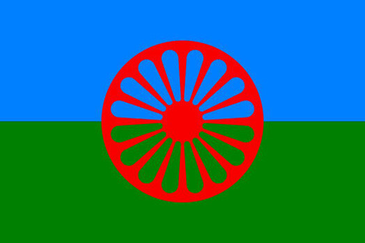 8. aprīlī augstu visā pasaulē tiks pacelts čigānu karogs, kura centrā ir attēlots rats jeb čigāna dzīves čakra. Zilā krāsa karogā nozīmē čigānu garīgo dzīvi, bet zaļā – materiālo pusi.