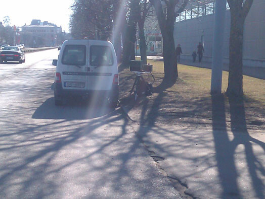 Valsts policija izdevusi rīkojumu, kas Kurzemē atļauj ceļmalās noslēpt fotoradarus aiz kokiem, ceļazīmēm un citiem aizslietņiem.