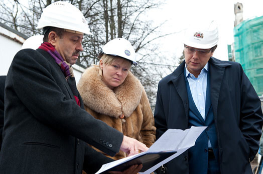 Rīgas domes priekšsēdētājs Nils Ušakovs un Kultūras ministre Žaneta Jaunzeme-Grende apmeklēja kultūras pils „Ziemeļblāzma” būvlaukumu