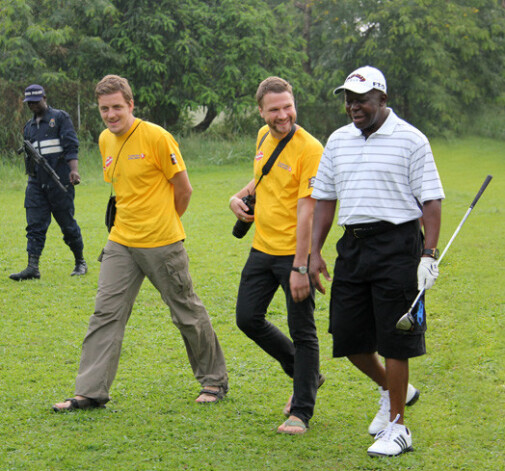 Latviešiem bija reta iespēja karali skatīt kā vienkāršu cilvēku — sporta biksēs un krekliņā. Lūk, kā Kārlis Kazāks (otrais no kreisās) un Egons Reiters mēģina uz karali atstāt iespaidu.