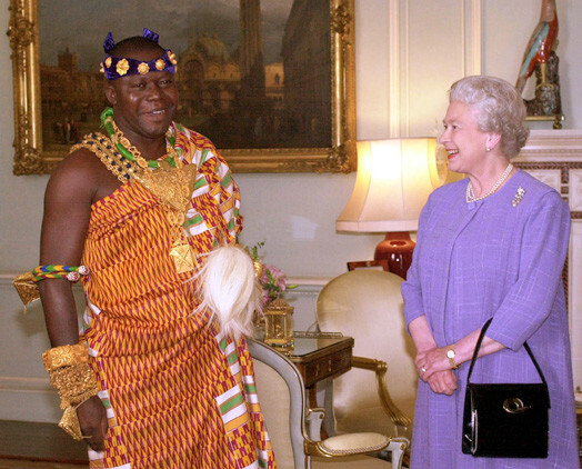 Šāds — spožs un labi pamanāms — Ašanti karalis Otumfuo Nana Osei Tutu II izskatās oficiālās vizītēs, piemēram, tiekoties ar Anglijas karalieni.